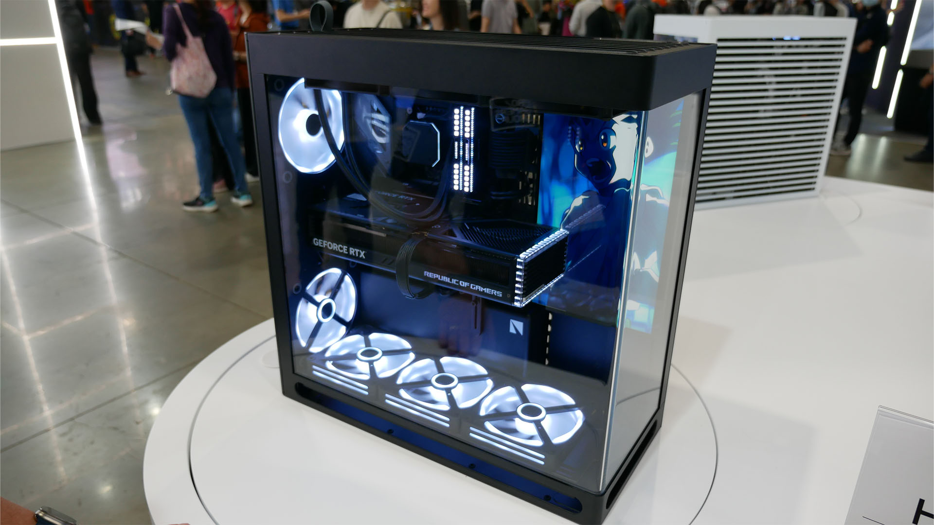 這個聰明的新PC盒可讓您在玻璃後面安裝垂直GPU