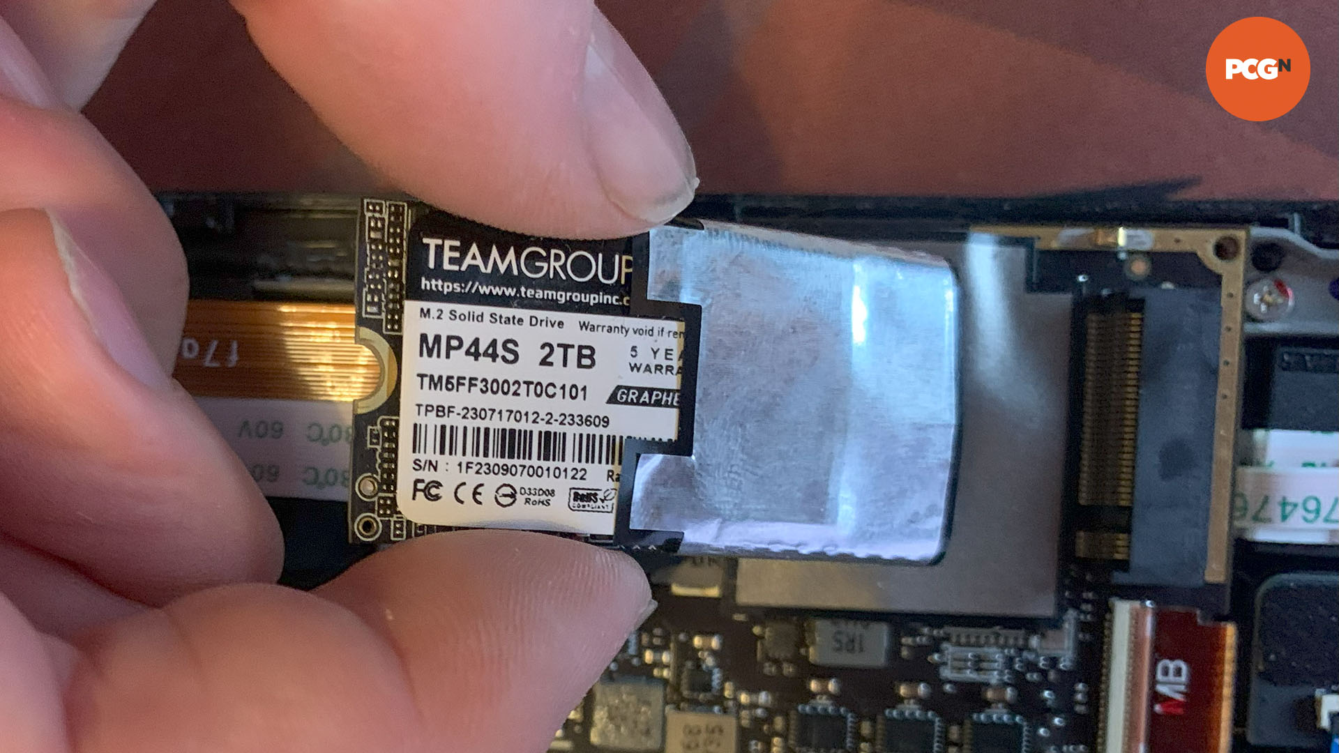 TeamGroup MP44S review: Installing SSD in Steam Deck.